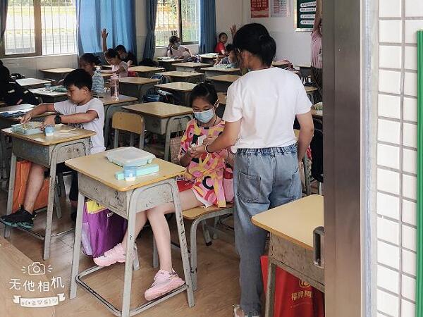 番禺石樓鎮(zhèn)聯(lián)圍小學學生用餐
