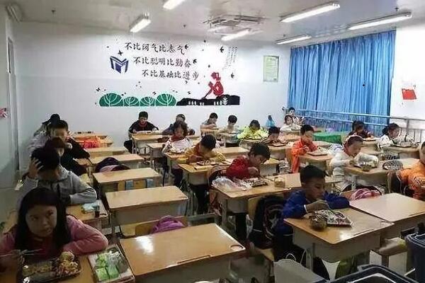 紅郡小學(xué)學(xué)生就餐現(xiàn)場